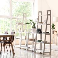 Policové systémy navíc doplněné živými květinami prostor hezky rozčlení, ale neuberou mu příliš na pocitu vzdušnosti.