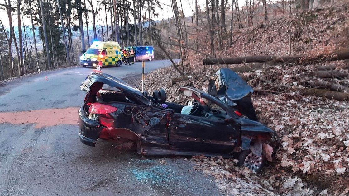 Řidička na Šumpersku po nárazu do stromů zdemolovala auto a skončila v nemocnici