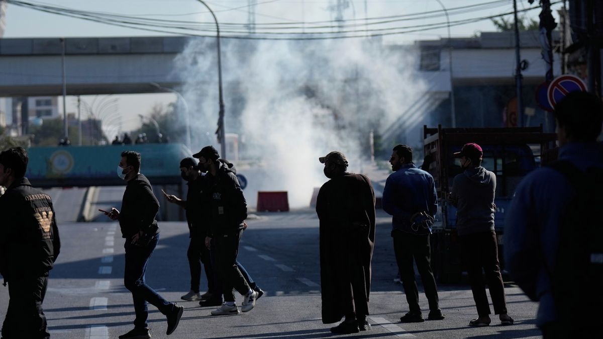 Protestující se pokoušejí vtrhnout na americkou ambasádu v Bagdádu