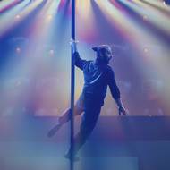 Tvůrci čerpají inspiraci ze slavné historie české kabaretní scény počátku 20. století, ale zároveň ji konfrontují se současnou podobou světového nového kabaretu. Výsledkem je inscenace, která propojuje tradici s aktuálními formami performativního umění a posouvá kabaret do roviny intenzivního tělesného a smyslového zážitku.