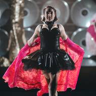 Silnou vizuální identitu představení dotváří úchvatná scénografie Pavly Kamanové, která vytváří proměnlivý prostor na pomezí kabaretu, rituálu a snu.