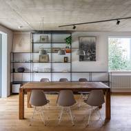 V interiéru našly uplatnění i lehce industriální prvky.  