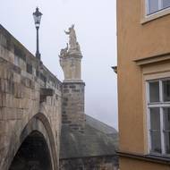 Ani přímo u řeky nebyla bílá tma, ale na druhý břeh vidět rozhodně nebylo. 