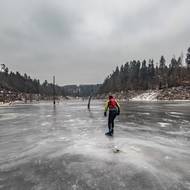 Letos v lednu si vyzkoušel také bruslení na Orlíku.