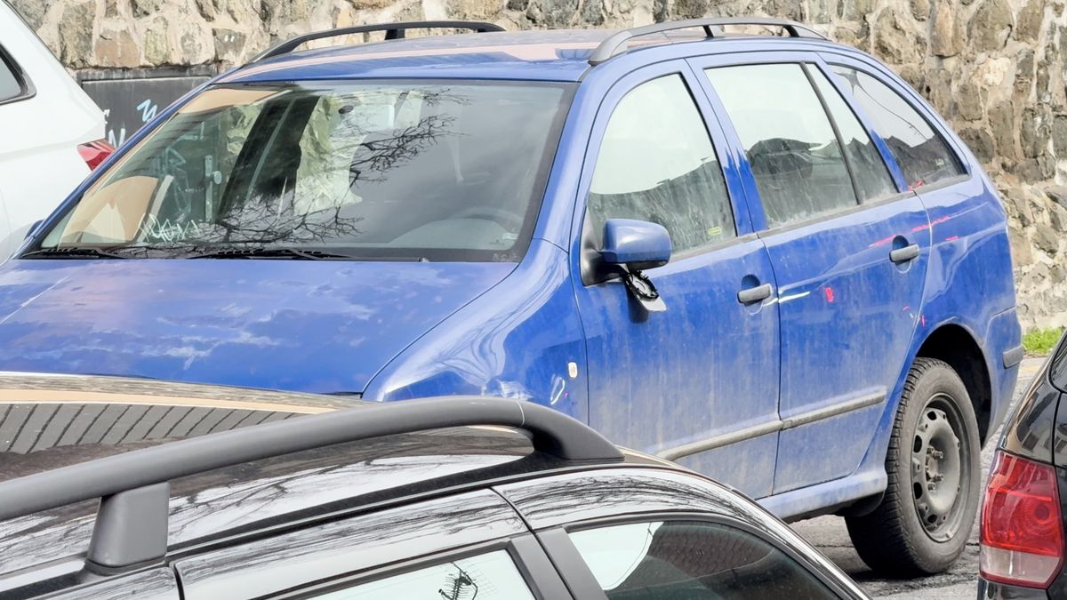 Opilá řidička se v Praze s autem nevešla do ulice, několik dalších nabourala