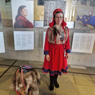 Aino Valovirtaová (na snímku) koordinuje část programu Oulu2026. Na sobě má tradiční sámský kroj zvaný gákti.