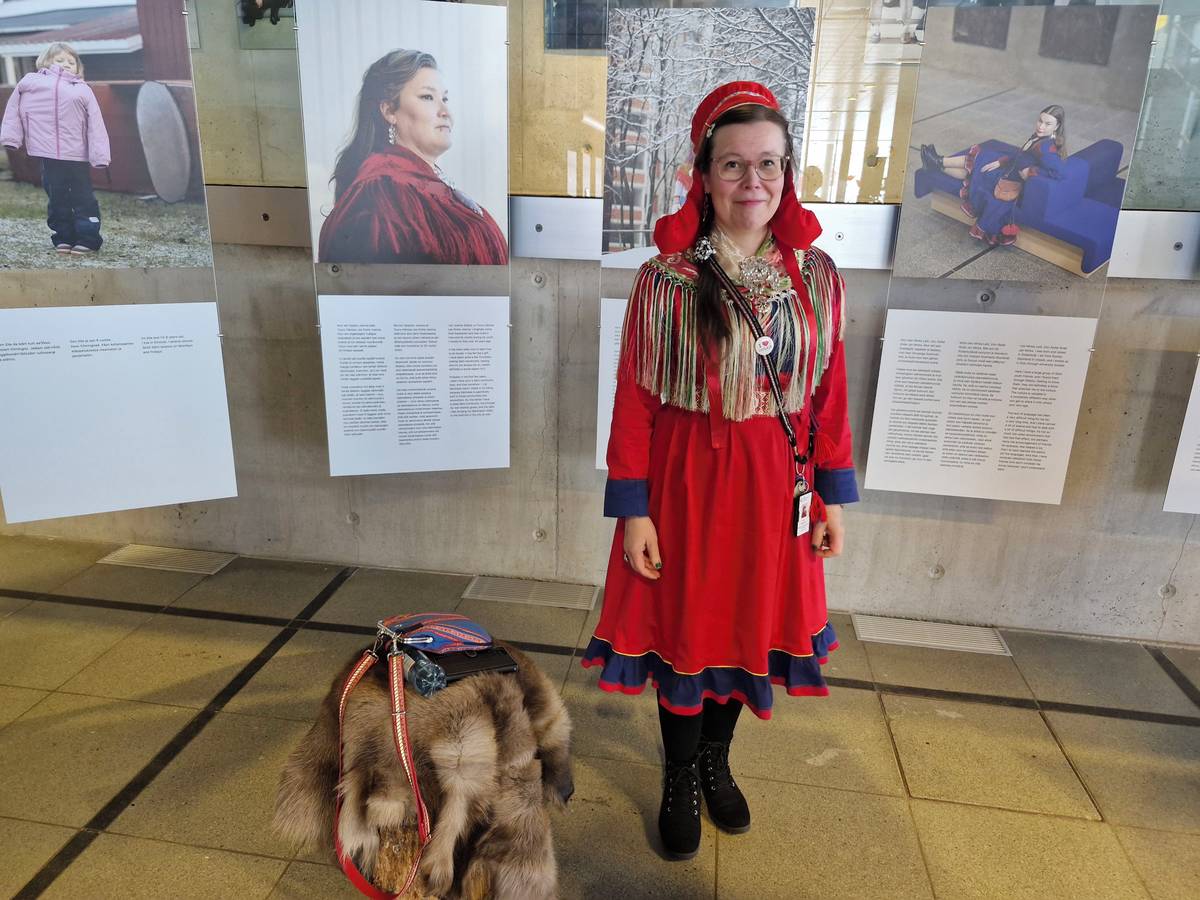 Aino Valovirtaová (na snímku) koordinuje část programu Oulu2026. Na sobě má tradiční sámský kroj zvaný gákti.