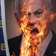 V plamenech při istanbulských protestech skončil i portrét izraelského předsedy vlády Benjamina Netanjahua.