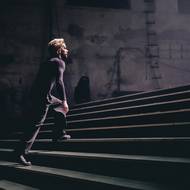 Tělo se zde stává hlavním médiem výpovědi – zranitelným, silným, nahým, groteskním i poetickým.