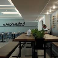 Jídelna U Rozvařilů se po více než roce znovu otevřela v 5. patře Bílé Labutě.