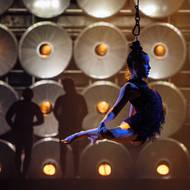 V úspěšné inscenaci Rosti Nováka ml. se otevírá prostor, kde můžete zapomenout na každodenní starosti, na existenci času i prostoru a naplno prožít vše, co k vám přichází. Místo, které se rodí v přítomném okamžiku, tady a teď, jen a jen pro vás. Místo, kde si odpočinete v euforii.