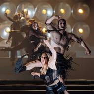 Na jevišti se setkává světový tým českých a zahraničních performerů – herců a akrobatů, kteří představují špičku současného cirkusového umění.