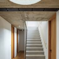 Schodiště zpestřil trendy beton.  