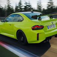 Podvozek se závodními tlumiči, homologovanými pro silniční provoz, nabízí možnost ručního nastavení.