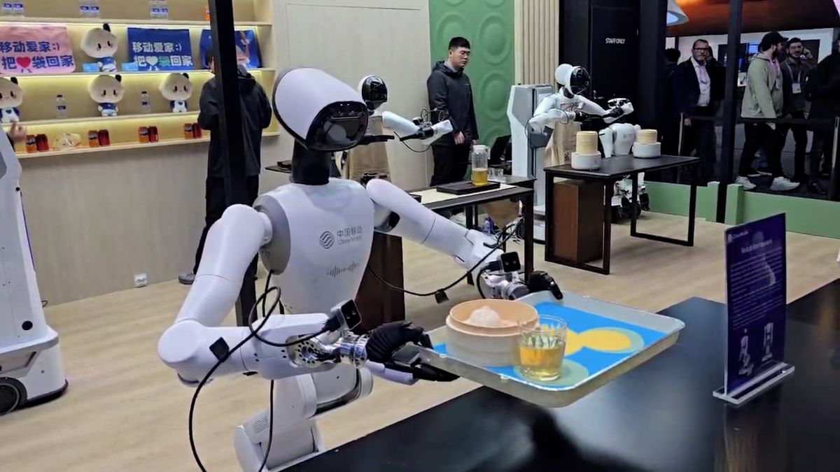 Servírky se o práci bát nemusí, premiéra čínských robotů byla fiasko