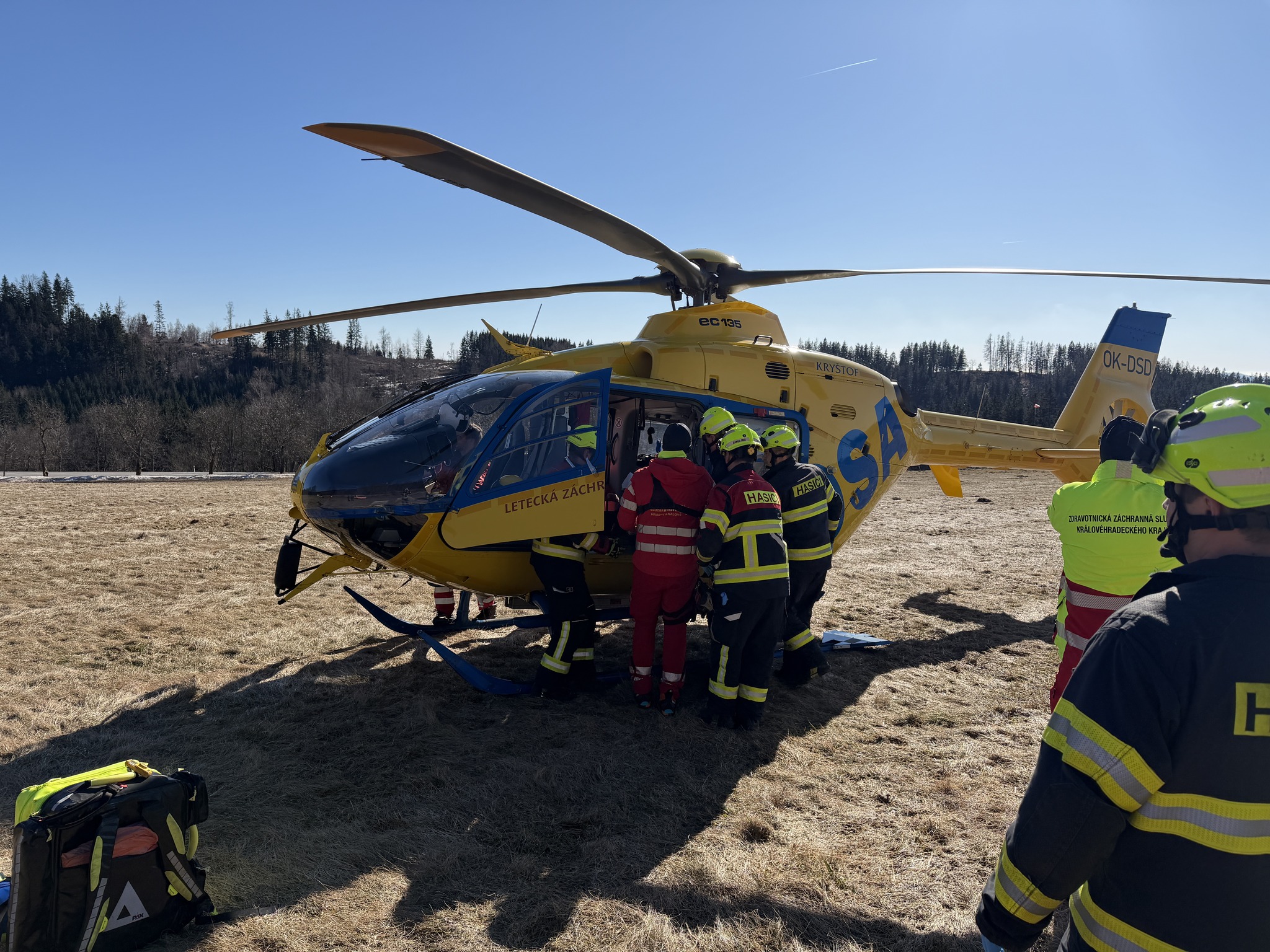 Pod Černou horou v Krkonoších se zranila při pádu paraglidistka
