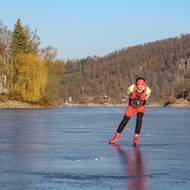 Extrémní sportovec Štěpán Dvořák si oblíbil dálkové bruslení v loňském roce, na Vranovské přehradě ujel nejvíc 222 km za den.
