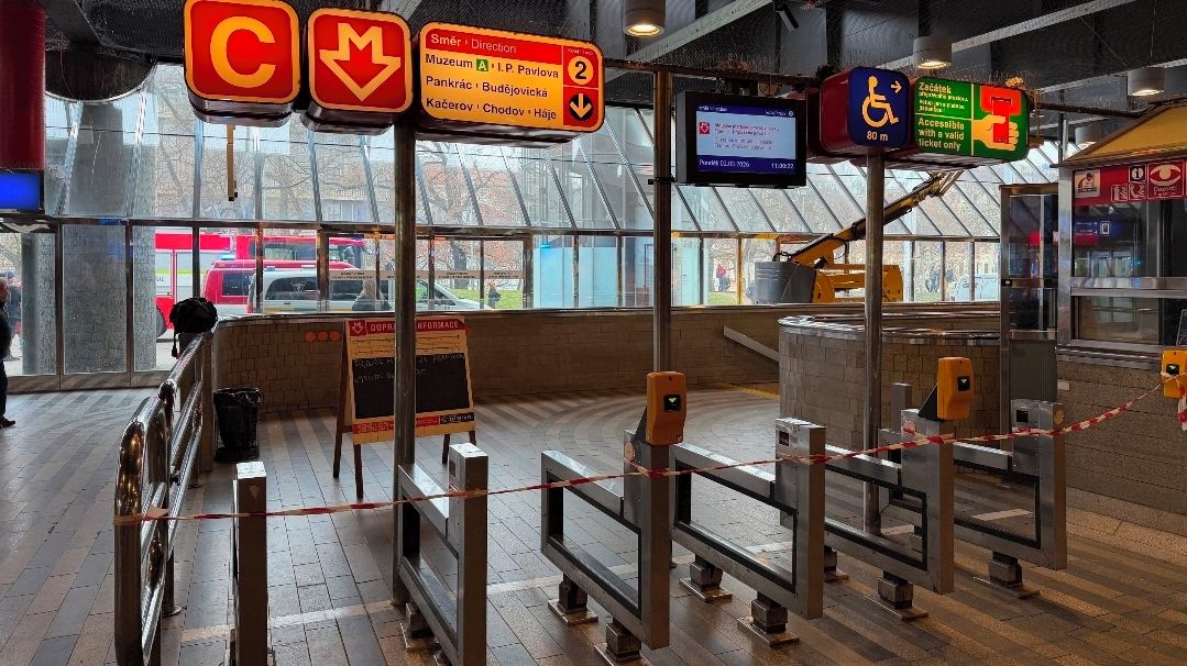 Metro na lince C stojí