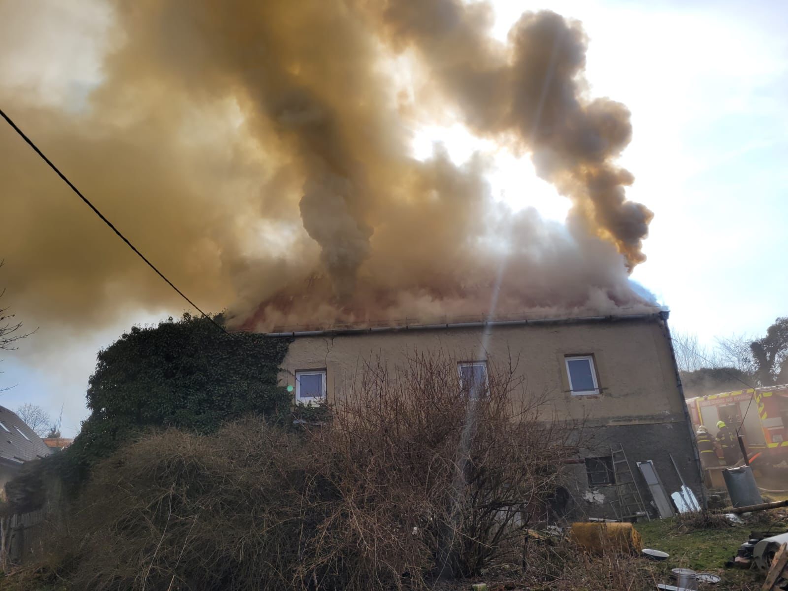 Při požáru na Bruntálsku sousedé vytáhli muže z hořícího domu, byl už mrtvý