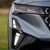 Světla jsou standardně LED, volitelně ale nabízejí i Matrix LED funkci.