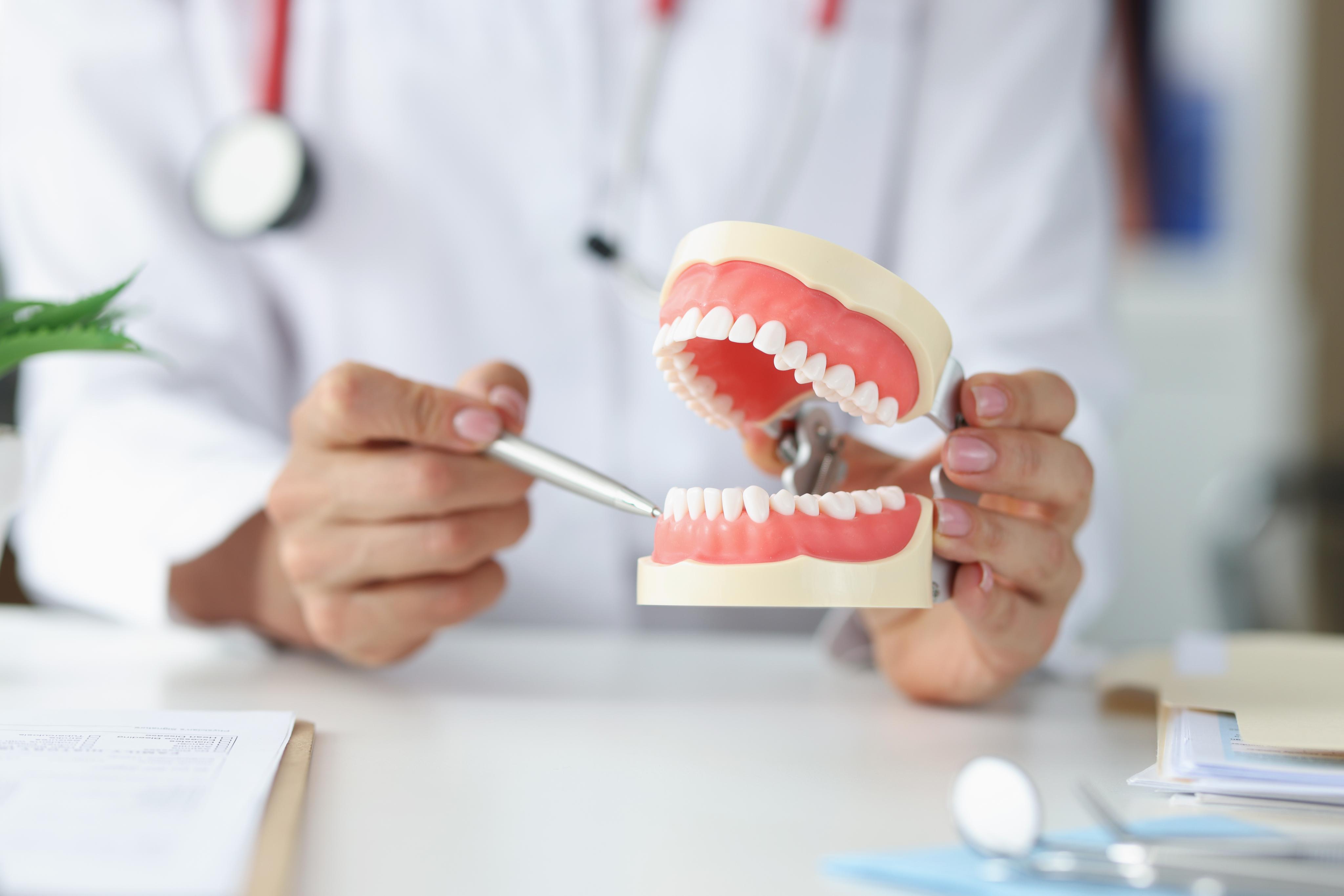 Chtěl rychle nový chrup, 250 000 Kč poslal falešnému dentistovi