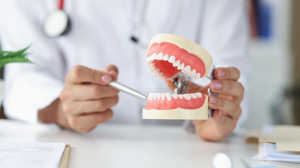 Chtěl rychle nový chrup, 250 000 Kč poslal falešnému dentistovi
