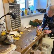 Restaurátoři v dílnách už připravují budoucí expozici.