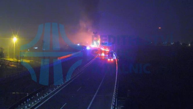 Dálnice D35 stojí kvůli požáru kamionu