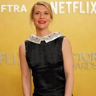 Claire Danesová v saténových šatech od Prady