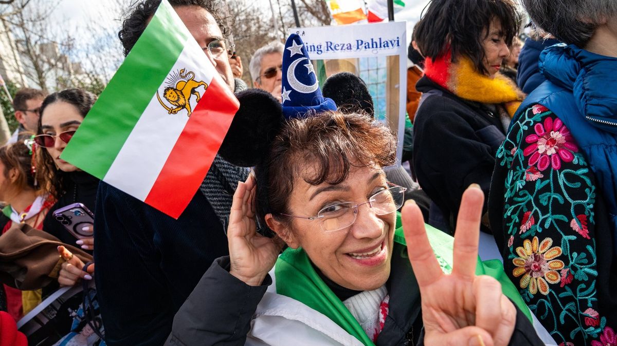 Do ulic západních měst vyšli íránští expati s vlajkami