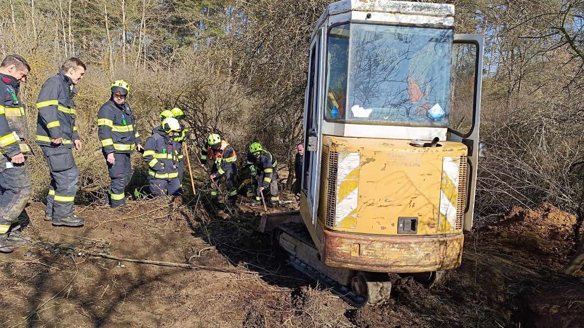 Myslivecký pes uvázl na Plzeňsku v podzemní noře. Se záchranou pomáhají hasiči
