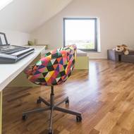 Dětský pokoj se nachází v horním podlaží pod střechou. Je velkorysý a plný denního světla.