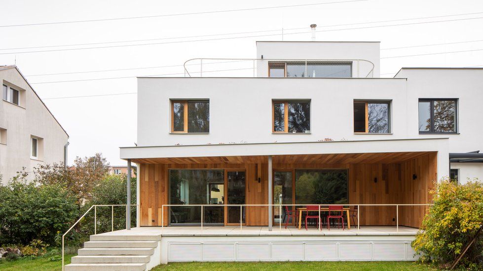 Starší dům v Praze se díky rekonstrukci stal komfortním bydlením s prostornou krytou terasou