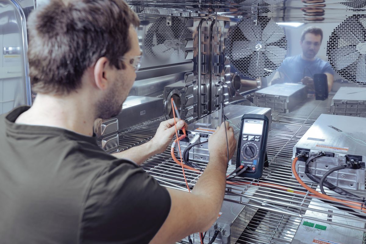 Firma na Jičínsku záměrně vystavuje baterie extrémním podmínkám a zkoumá, jak hoří a vybuchují