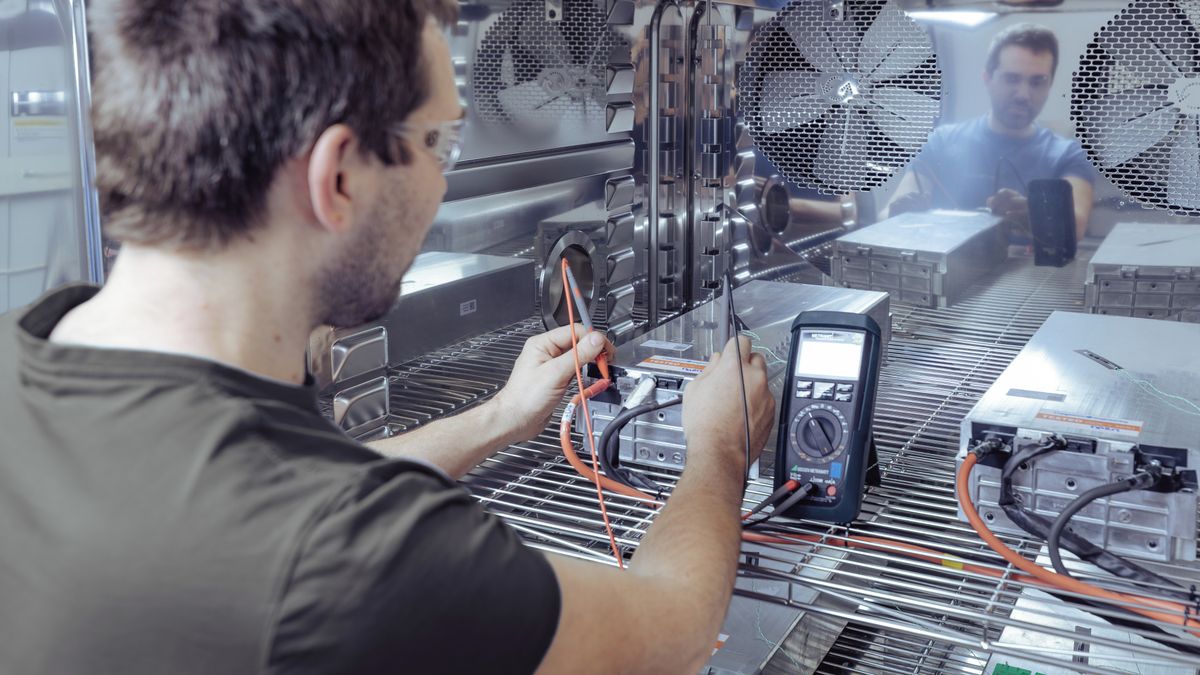 Firma na Jičínsku záměrně vystavuje baterie extrémním podmínkám a zkoumá, jak hoří a vybuchují