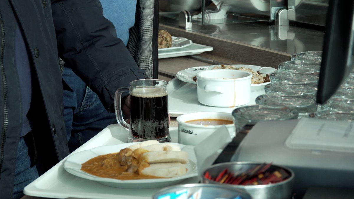 Oběd v centru Prahy za 130 korun. V Bílé Labuti opět otevřeli legendární Jídelnu U Rozvařilů