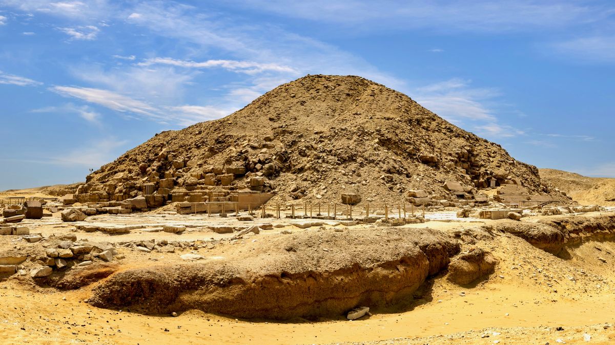 Egyptská policie zatkla průvodce, který při vysvětlování čmáral křídou na pyramidu