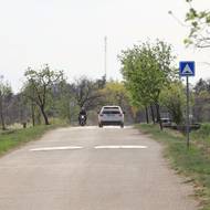 Na silnici platí třicítka a jsou zde umístěny také zpomalovací retardéry.