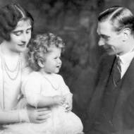 Ani otec, princ Albert (vpravo), ani Alžběta nebyli na konci 20. let „favority“ na trůn. Na vrchol pořadí se dostali až po abdikaci bratra a strýce Eduarda VIII.