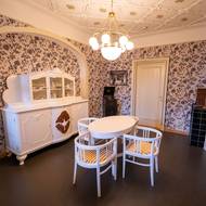 Jeden z mnoha zrenovovaných pokojů vily