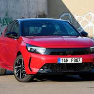 Zaujme především černá maska Opel Vizor, na kterou elegantně navazují světla.