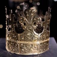 „Toto jsou kosti Otakara, slavného pátého krále českého,“ píše se na pohřební koruně. Přemysl Otakar II. rozšířil své území až k Jadranu. 