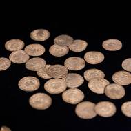 Depot pražských grošů a stříbrných slitků byl uložen pravděpodobně kolem roku 1305. 