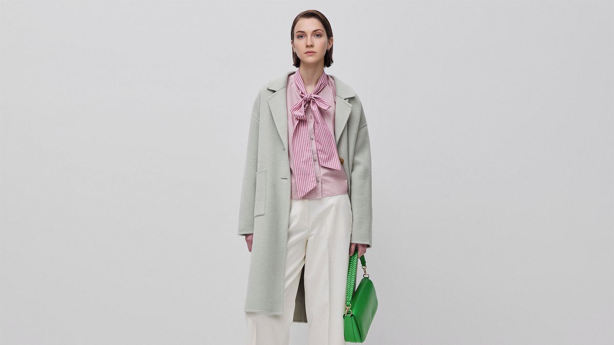 Halenky s vázačkou pozvednou každý outfit. Sluší i první dámě Evě Pavlové 