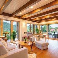 Obývací prostor těží z nádherného místa domu a odhalují překrásné výhledy.