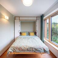 Plynulému proudění napomáhá i postel, jež jako by plula volně ve vzduchu.