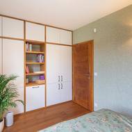 Nábytek v domě je vyrobený na zakázku.