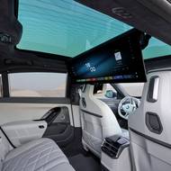 Od stropu se opět vyklápí širokoúhlá obrazovka. 