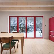 Barevná paleta chaty je vystavěna na trojici barev – bílé, černé a červené.