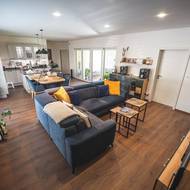 Židle u jídelního stolu mají manželé ve stejné barvě a materiálu jako pohovku.